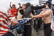 Chùm ảnh hỗn chiến bên bờ biển vì Tổng thống Donald Trump