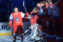 Chùm ảnh Tổng thống Putin trổ tài chơi khúc côn cầu ở Sochi