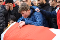 Ảnh: Người dân khóc thương nạn nhân vụ xả súng ở Thổ Nhĩ Kỳ