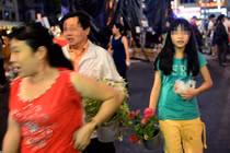 Ảnh: Vượt rào vào “mót” hoa ở đường hoa Nguyễn Huệ đêm bế mạc