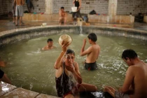 Chùm ảnh dân Mosul bơi lội thỏa thích mặc phiến quân IS