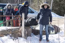 Ảnh dòng người nhập cư ồ ạt vượt biên sang Canada