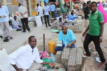 Kỳ lạ đất nước dân dùng xe cút kít chở tiền ra chợ 