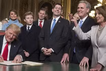 "Soi" cậu út nhà ông Donald Trump tại lễ nhậm chức của bố