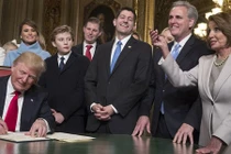 "Soi" cậu út nhà ông Donald Trump tại lễ nhậm chức của bố