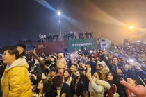 Muôn kiểu xem bắn pháo hoa chào 2025 “độc lạ” ở Mỹ Đình