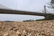 Cận cảnh cồn cát, sỏi sông Lô lộ thiên dưới chân cầu Tình Húc