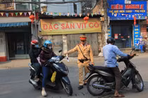 Vượt đèn đỏ... còn “ăn vạ” đòi giấy phép lái xe 