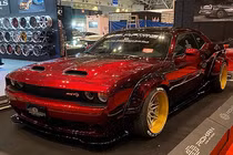 Xem dân chơi Nhật Bản độ xe cơ bắp Dodge Challenger