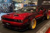 Xem dân chơi Nhật Bản độ xe cơ bắp Dodge Challenger