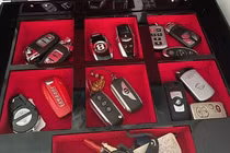 Đại gia thẩm mỹ Sài Gòn khoe va li chìa khoá siêu xe trăm tỷ