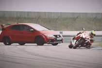 Honda Civic Type-R “so găng” cùng CBR1000RR SP Fireblade 