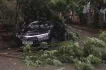 Hà Nội tan hoang, giao thông rối loạn sau mưa giông