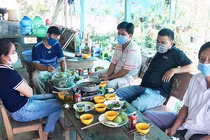 Hiệu trưởng tổ chức ăn nhậu trong thời gian thực hiện Chỉ thị 16