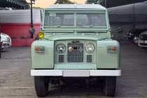 SUV Land Rover Defender cổ lỗ sĩ nhưng giá bạc tỷ tại Việt Nam