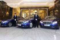 Dàn xế sang Mercedes đón khách VIP tại Sài Gòn