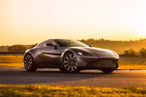 Siêu xe Aston Martin Vantage giá 3,4 tỷ vẫn "cháy hàng"