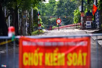 30 chốt chặn cứng ngăn người dân vào vùng dịch ở Hà Nội