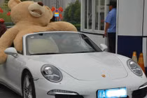 “Cưỡi” Porsche tiền tỷ đi tỏ tình, thiếu gia bị từ chối phũ 