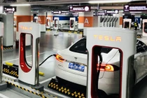 Cận cảnh trạm sạc pin xe hơi lớn nhất Thế giới của Tesla
