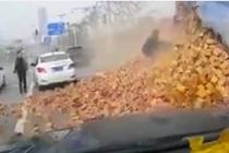 Thử độ bền của Ford Focus bằng xe tải chở gạch