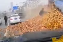 Thử độ bền của Ford Focus bằng xe tải chở gạch