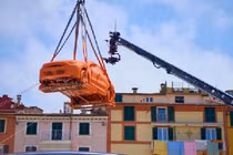 “Nhốt” CEO bên trong Fiat 600e và nhúng xe vào thùng sơn khổng lồ