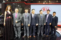 Chân dài Việt đọ dáng xe hơi “hút khách” tại VMS 2016