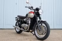  Triumph T120 đối thủ "đáng gờm" của BMW R nine T