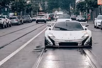 Siêu xe “2 trong 1” McLaren P1 GTR lần đầu lướt phố