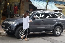 Xe ôtô Mitsubishi Pajero “mọc cánh” trên phố Hà Nội