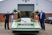 Aston Martin Bulldog hơn 40 năm tuổi vẫn cán mốc 320 km/h