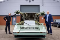 Aston Martin Bulldog hơn 40 năm tuổi vẫn cán mốc 320 km/h