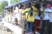 Thót tim xem người Campuchia “cheo leo” trên xe tải