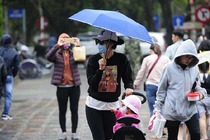 Du khách tham quan Đại Nội Huế đeo khẩu trang ngừa viêm phổi lạ