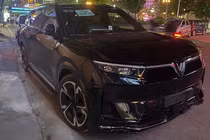 SUV điện VinFast VF9 tiếp tục lộ ảnh lăn bánh trên đường phố Việt