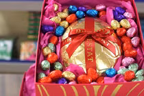 Tận mắt quá trình làm quả trứng Phục sinh lạ nhất