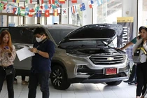 Người dân Thái ùn ùn kéo nhau đi mua xe Chevrolet giá rẻ 