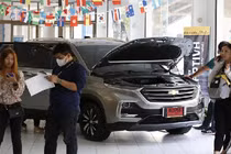 Người dân Thái ùn ùn kéo nhau đi mua xe Chevrolet giá rẻ 