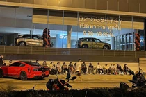 Hàng trăm khách Thái xuyên đêm chờ mua BYD Atto 3 của Trung Quốc