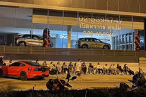 Hàng trăm khách Thái xuyên đêm chờ mua BYD Atto 3 của Trung Quốc