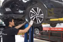 Xe ôtô hỏng 1 lốp, liệu có cần thay cả cặp hay không?