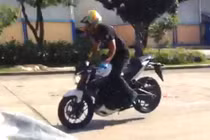 Chưa ra mắt, Yamaha MT-25 đã bị Stunter lôi ra "làm xiếc"