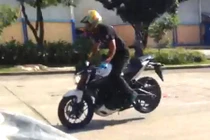 Chưa ra mắt, Yamaha MT-25 đã bị Stunter lôi ra "làm xiếc"