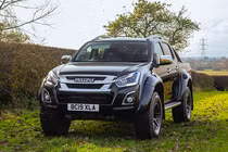 Xe bán tải Isuzu D-Max độ hiệu năng cao, siêu hầm hố