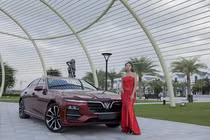 Người đẹp 9X đọ dáng bên xe sedan VinFast Lux A2.0