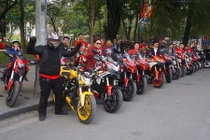 Môtô “khủng” Ducati rầm rộ xuất quân chào 2016 tại Hà Nội