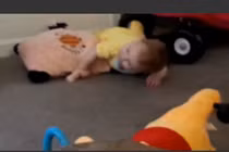 Bật cười xem bé gái luyện chống đẩy