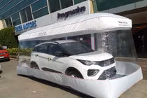 Chống đại dịch Covid-19, Tata bọc ôtô trong bong bóng giao khách 