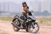 Nữ biker Việt “cực phủi” bên Honda 67 và Yamaha Exciter 